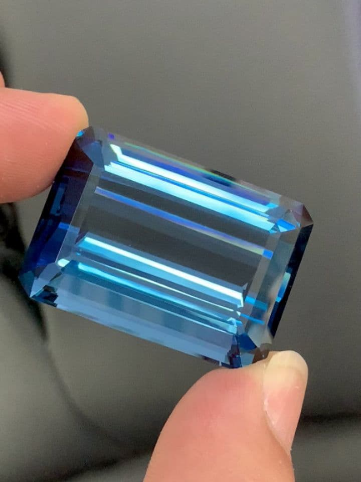 London blue topaz 143.76 ct