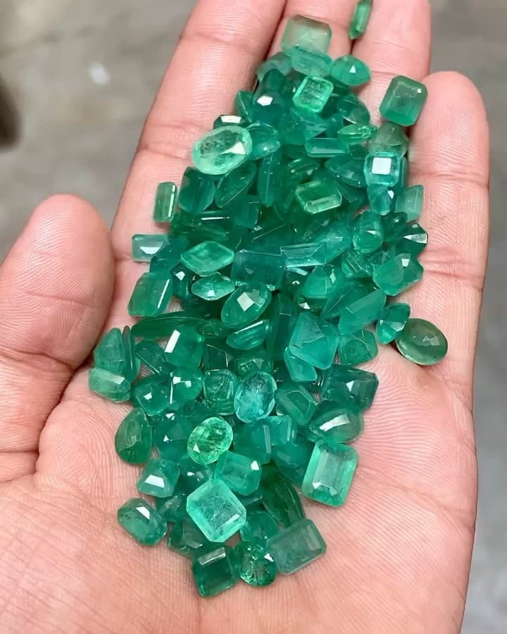 Emerald 243.00 ct