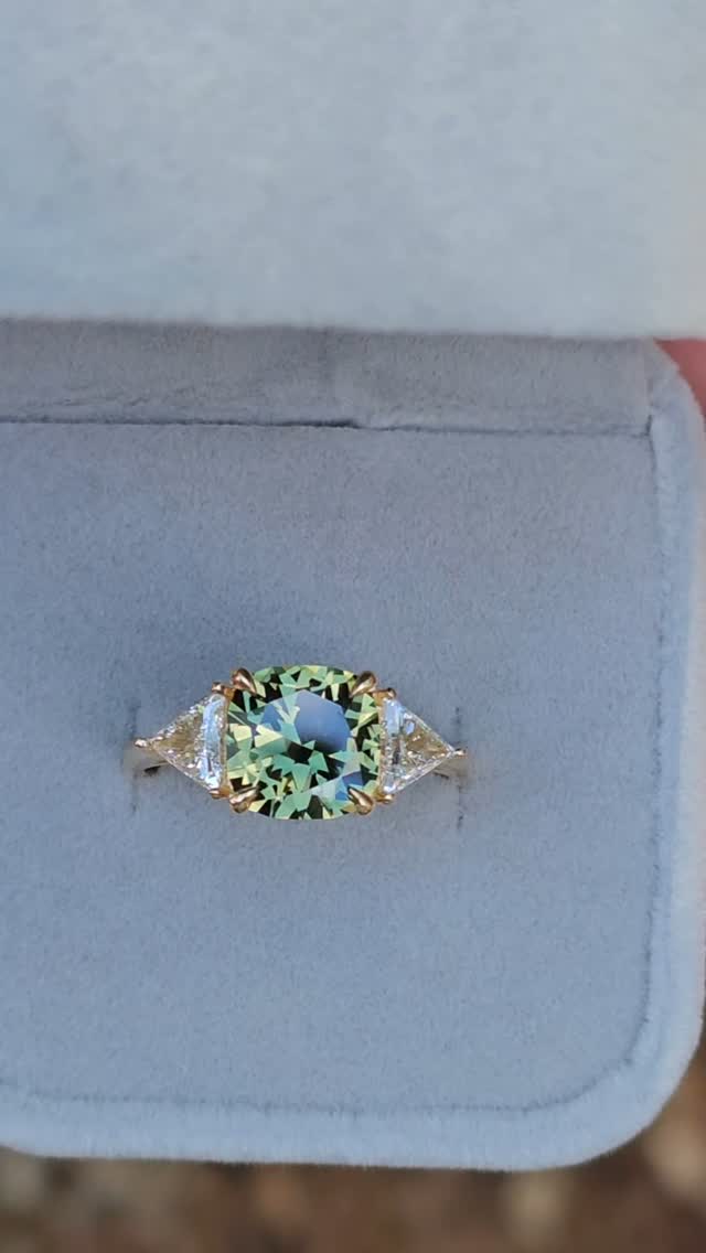 18k Yellow Gold Green-Yellow Parti Sapphire Ring with Diamond Accents