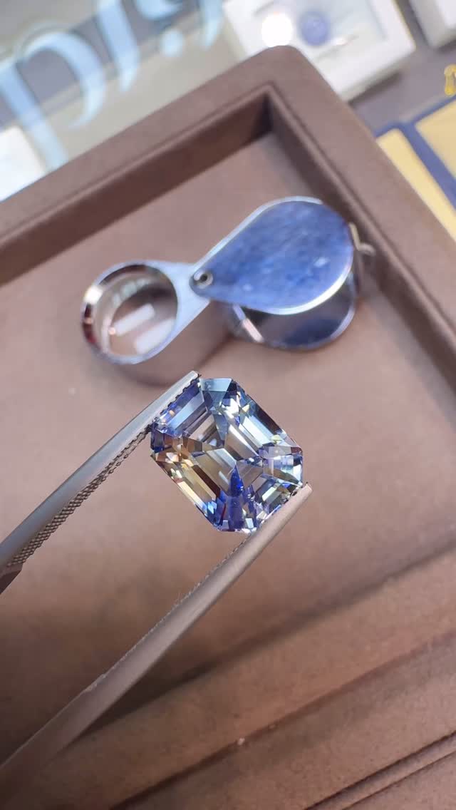 Bi-color 8.09 ct