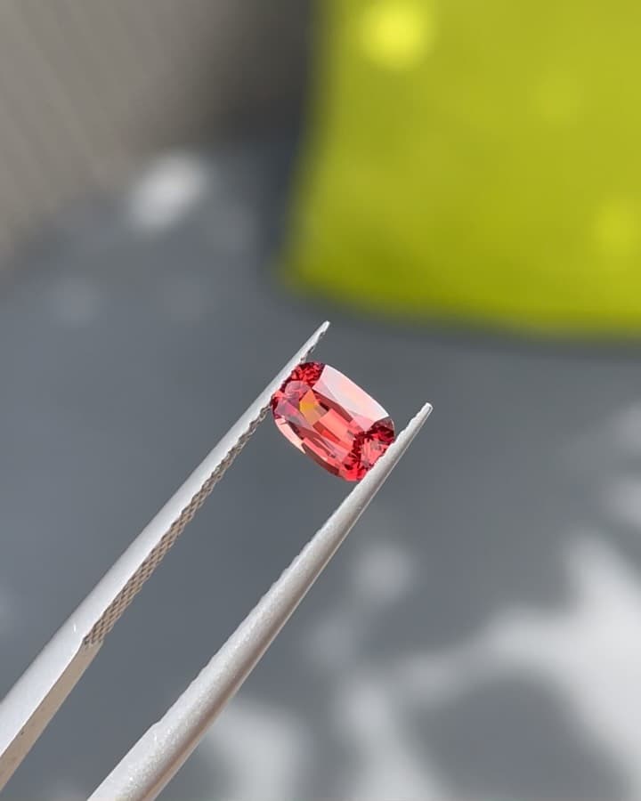 Flame Spinel 0.60 ct